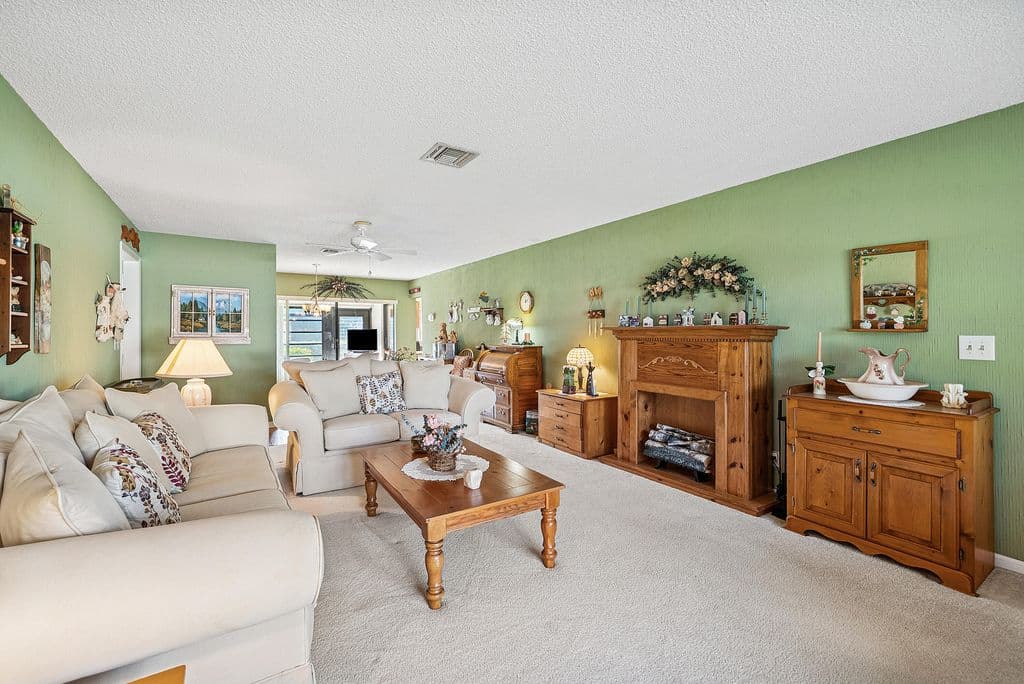 2-bedroom Condo — 4866 Equestrian Road #A