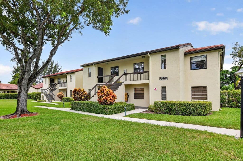 2-bedroom Condo — 8545 Casa Del Lago #38 H