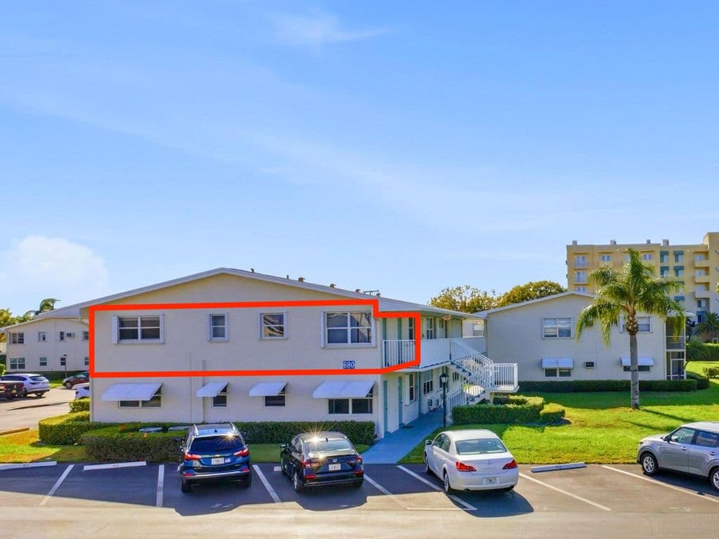 2+1 Condo — 680 W Horizons #212