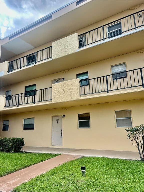 2+1 Condo — 201 Berkley Rd APT 102