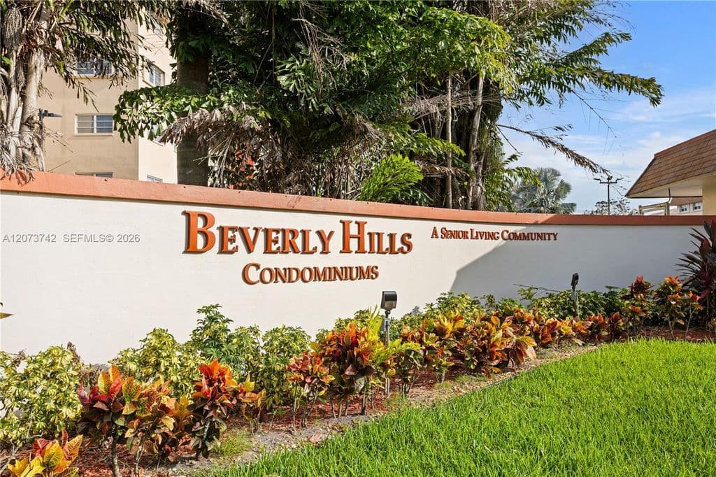 2+1 Condo — 5300 Washington St APT E209