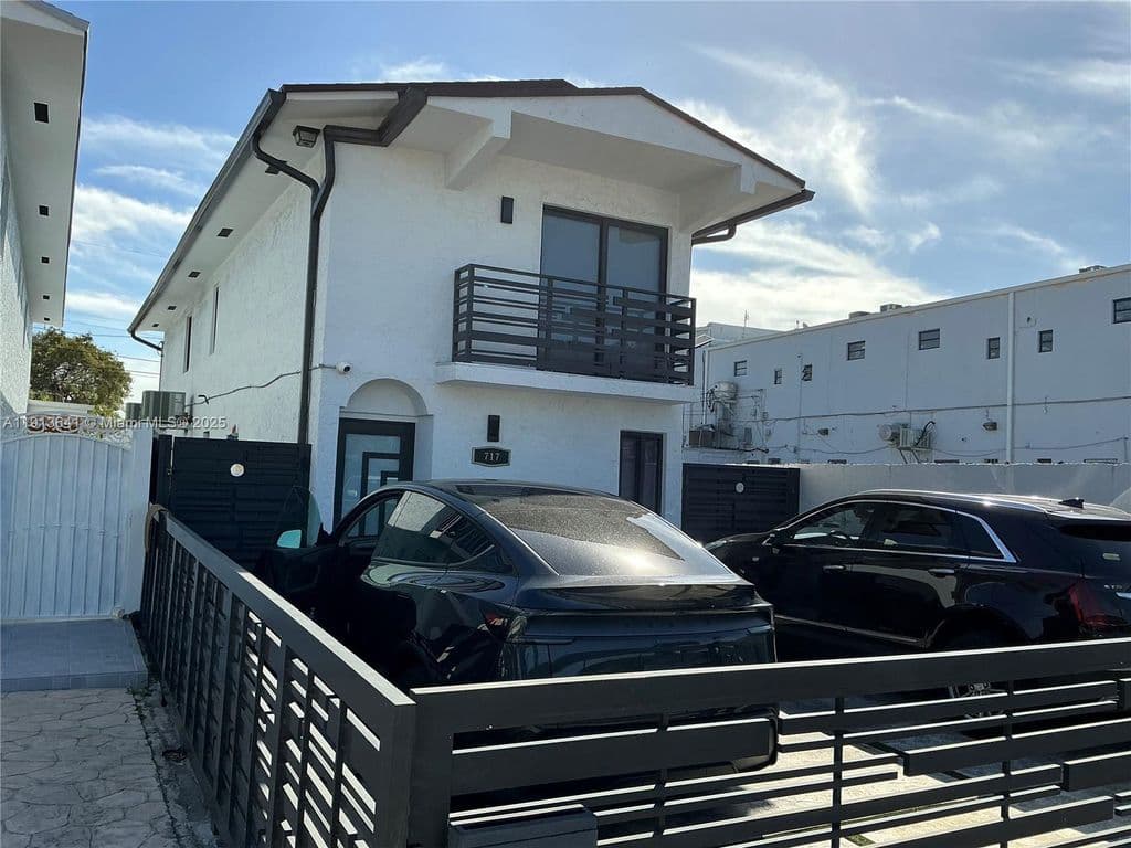 4-bedroom Single-Family Home — 717 Tamiami Canal Rd