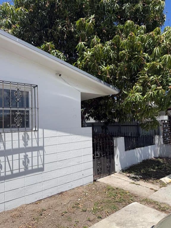 4-bedroom Single-Family Home — 41 E 20th St