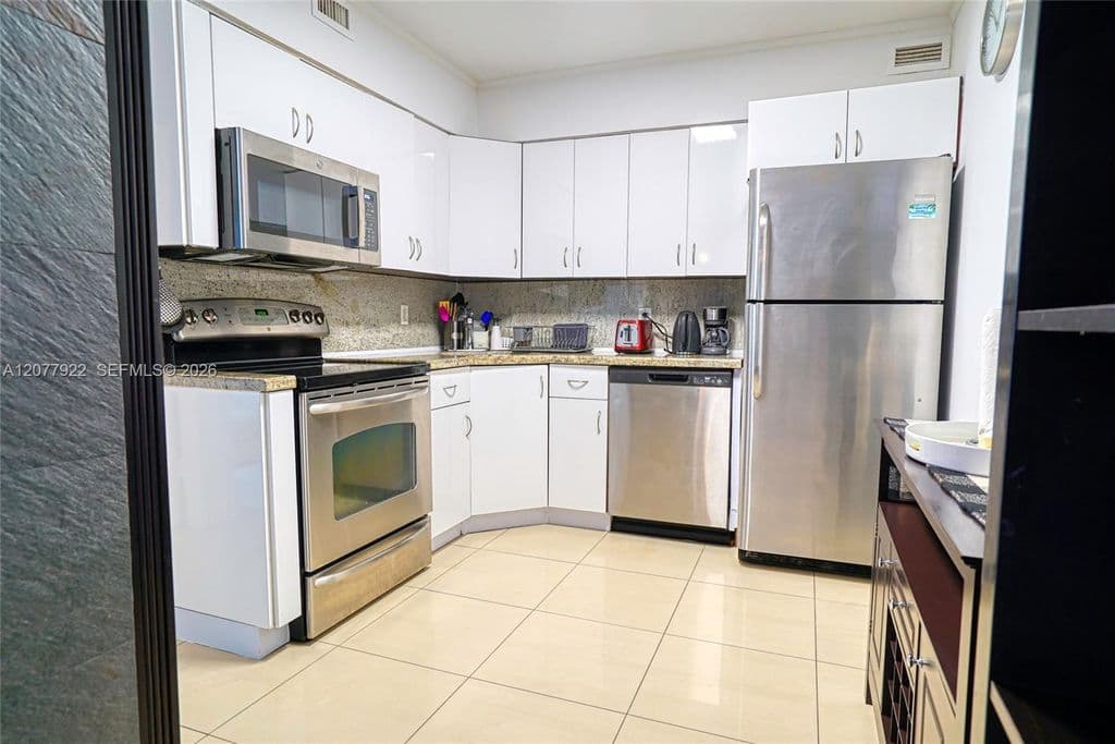 2-bedroom Condo — 5161 Collins Ave APT 1101