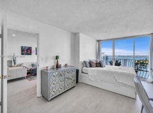2+1 Condo — 7601 E Treasure Dr APT 2412, North Bay Village, 33141