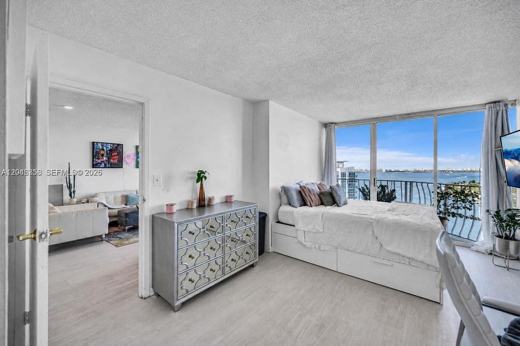 2+1 Condo — 7601 E Treasure Dr APT 2412