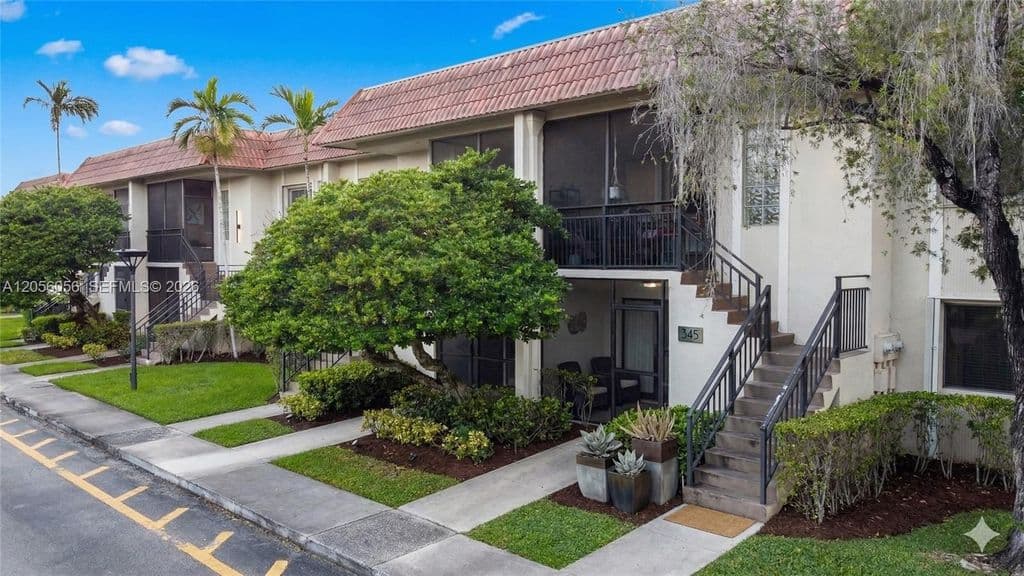 2+1 Condo — 310 Lakeview Dr APT 105