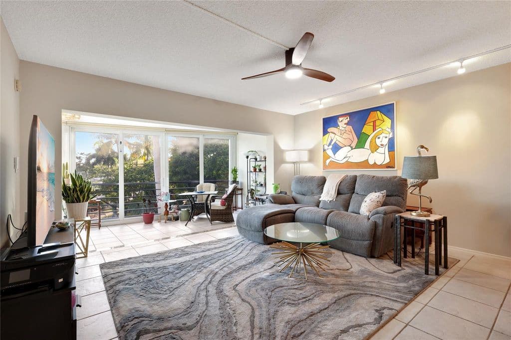 2+1 Condo — 3050 NE 47th Court #205