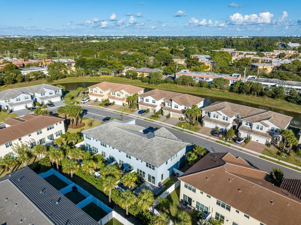 3-bedroom Property — 4364 Veleiros Avenue