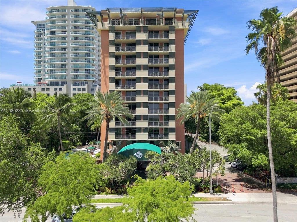 1-bedroom Condo — 2951 S Bayshore Dr #305