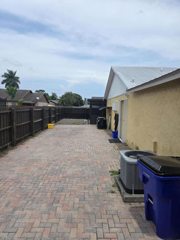 3-bedroom Single-Family Home — 1402 Denlow Lane