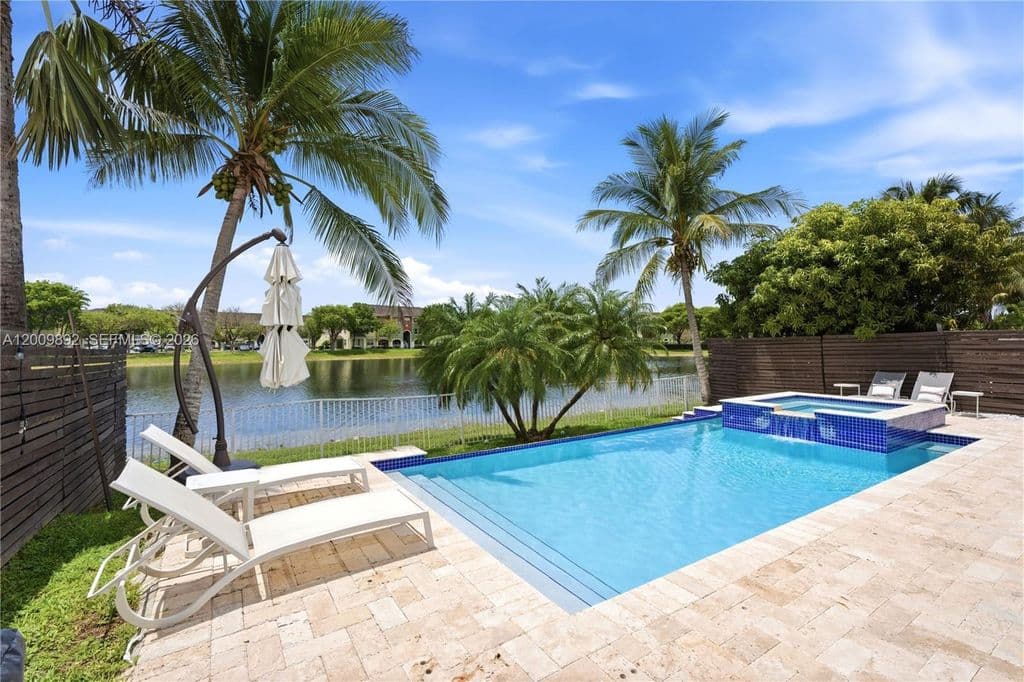 4+1 Müstakil ev — 11090 NW 84th St