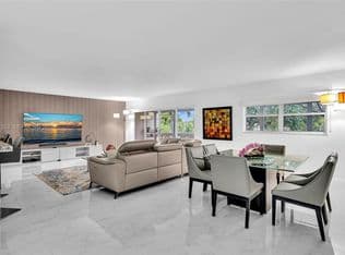 3+1 Condo — 800 NE 195th St APT 220, Miami, 33179