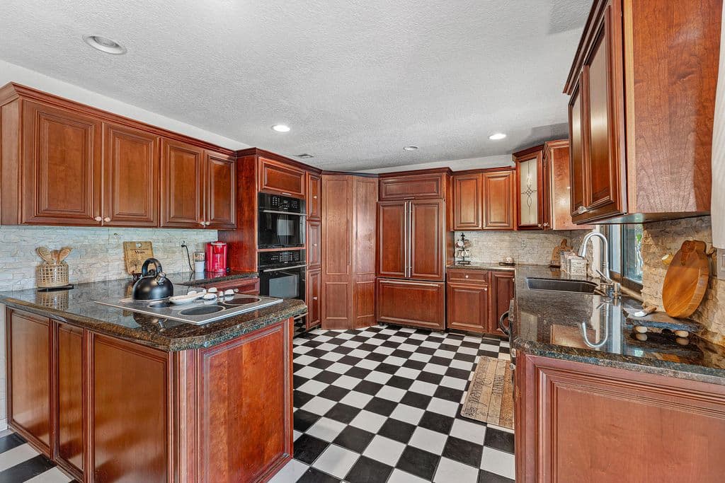 4-bedroom Single-Family Home — 1726 TREEHAVEN Court
