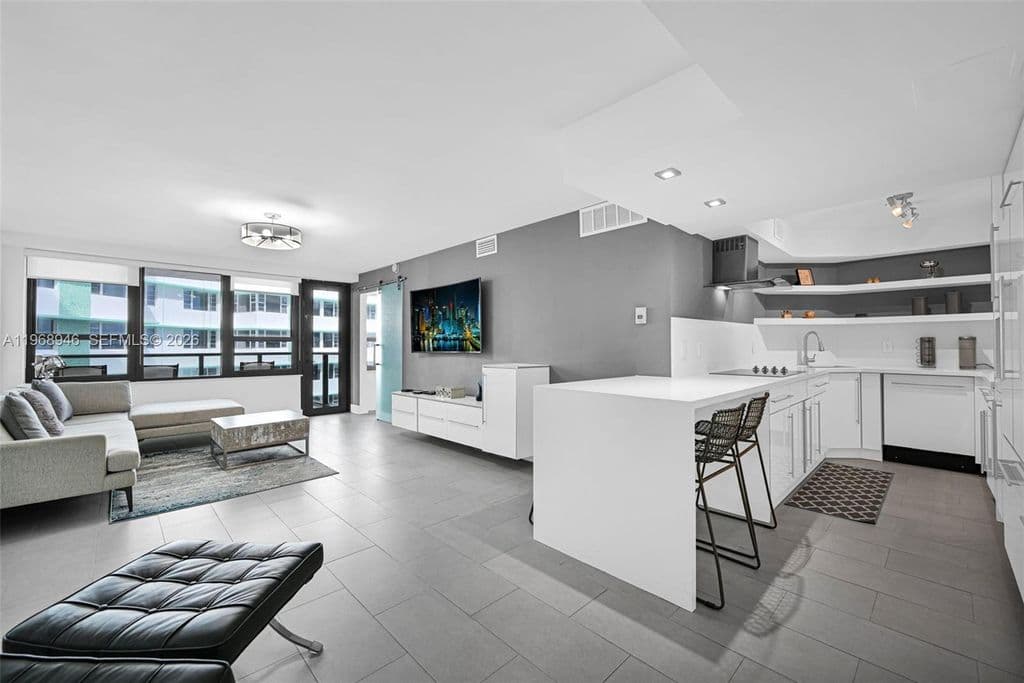 2+1 Condo — 5225 Collins Ave APT 714