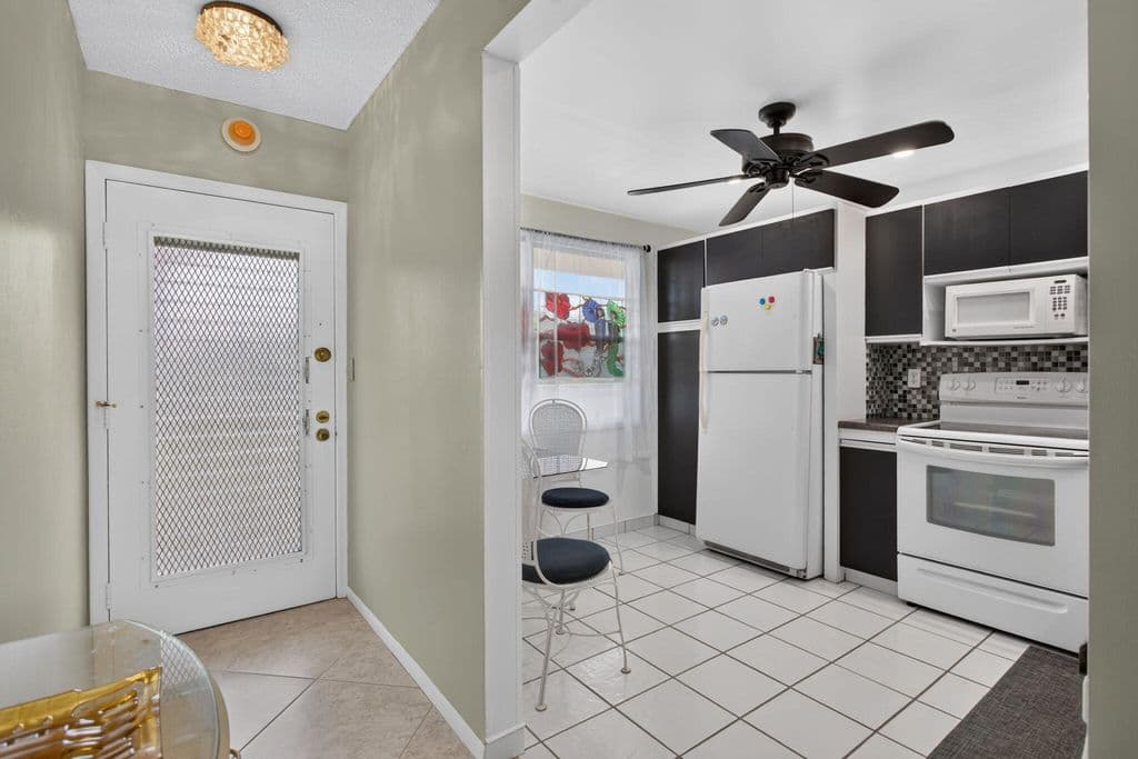 2-bedroom Condo — 2301 LUCAYA Lane #D4