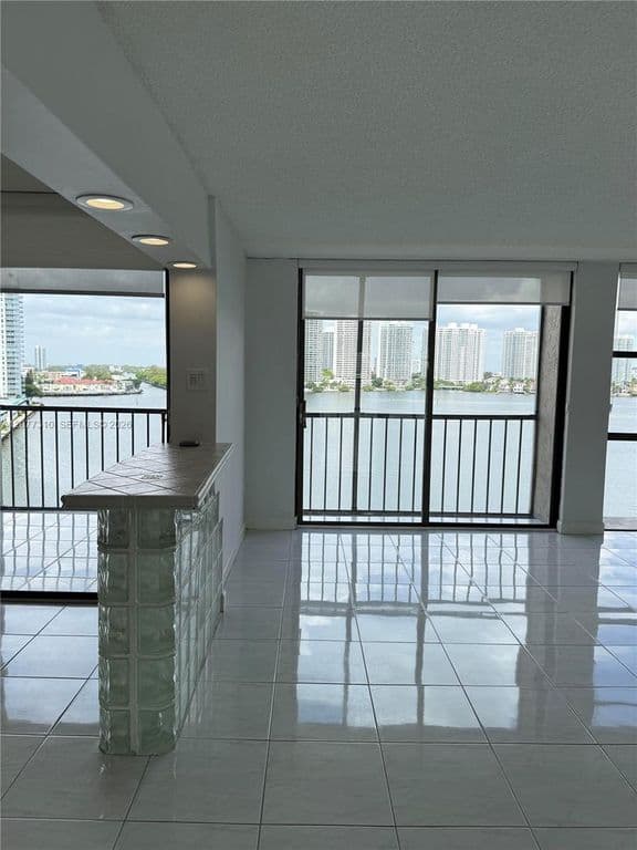 2+1 Condo — 17500 N Bay Rd #S907