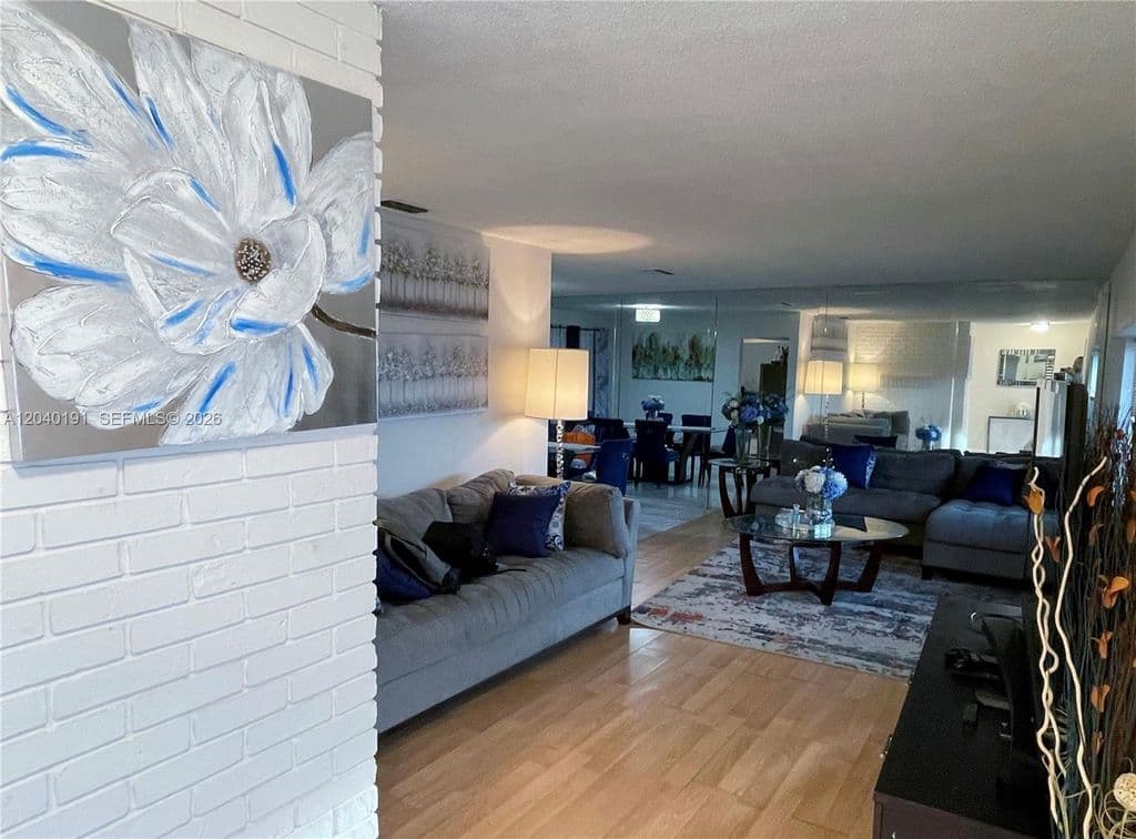 4+1 Müstakil ev — 8330 NW 20th Ct