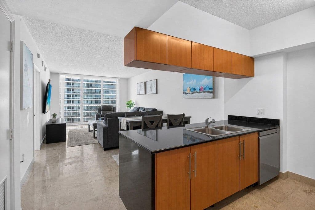 1-bedroom Condo — 1750 N BAYSHORE Drive #4109