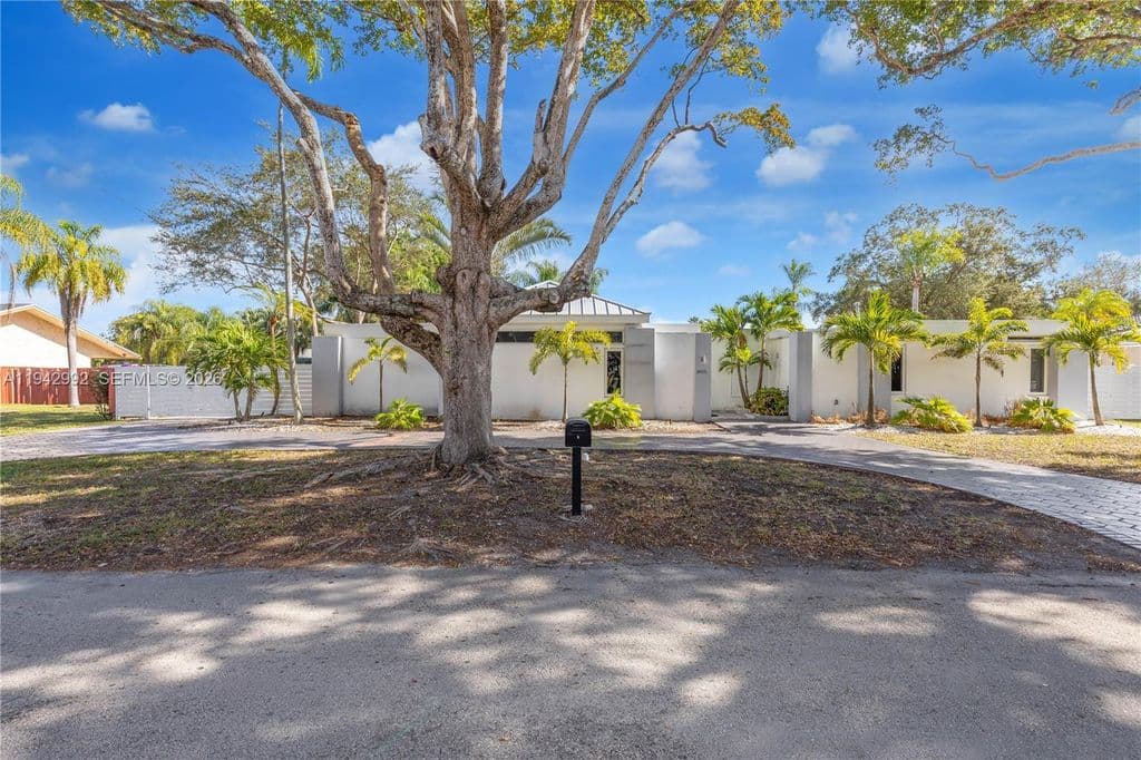 5-bedroom Single-Family Home — 18555 SW 83rd Pl