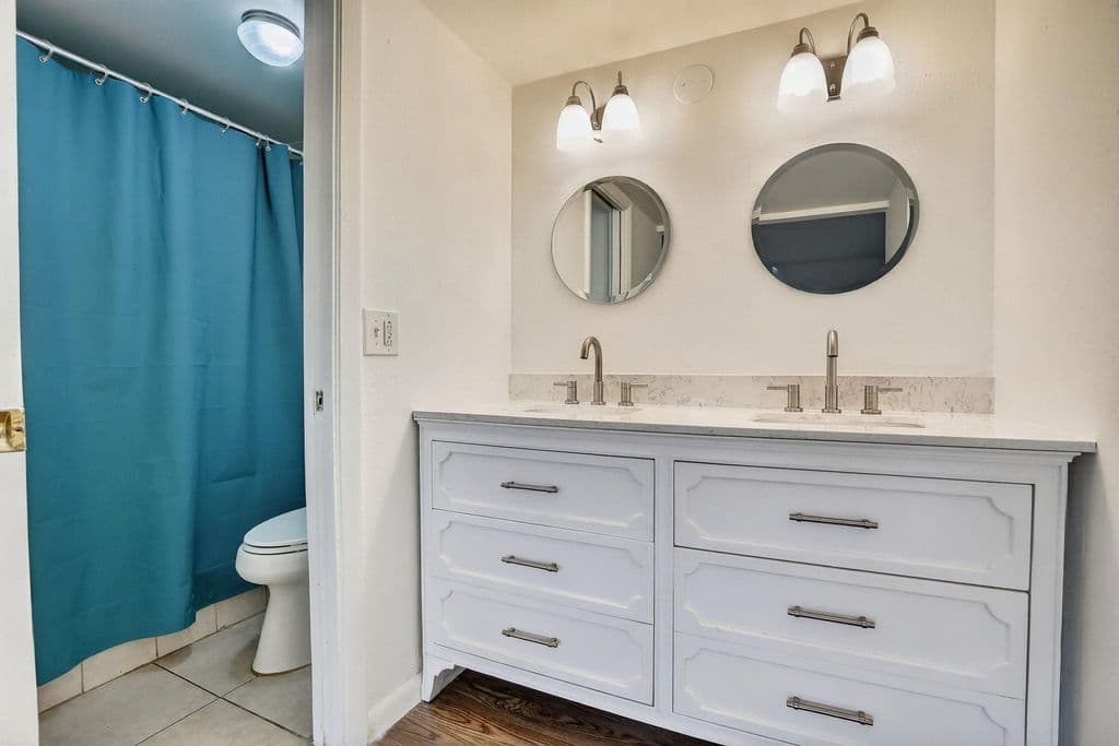 2-bedroom Condo — 3905 N Nob Hill Road #201