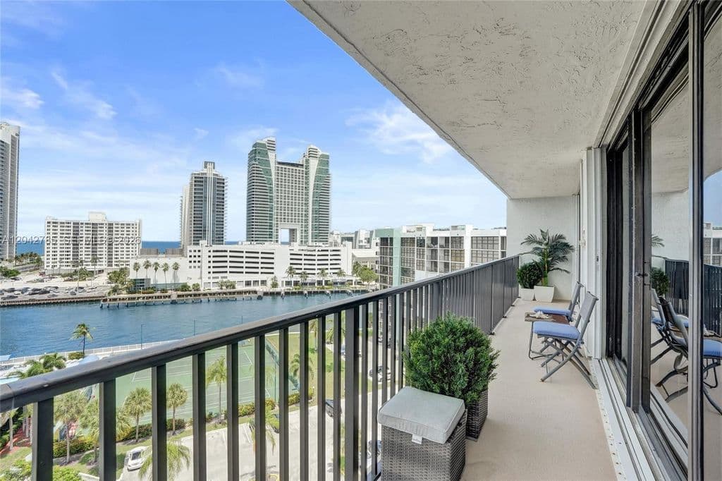 2-bedroom Condo — 400 Leslie Dr #Penthouse 1110