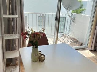 Condo — 221 Meridian Ave APT 305, Miami Beach, 33139