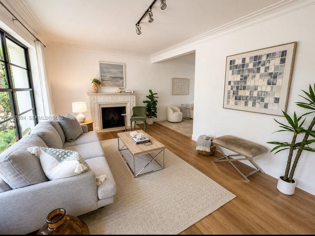 3+1 Müstakil ev — 585 NE 121st St
