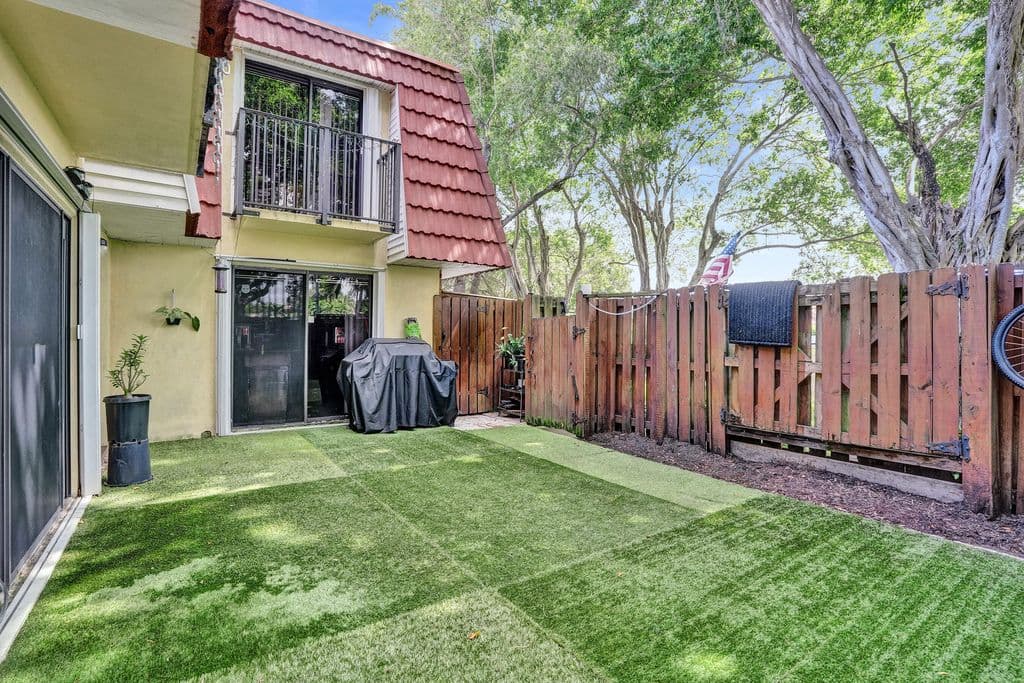 2+1 Mülk — 9993 NW 7th Street