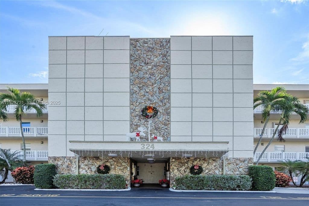 2+1 Condo — 324 SE 10th St APT 203