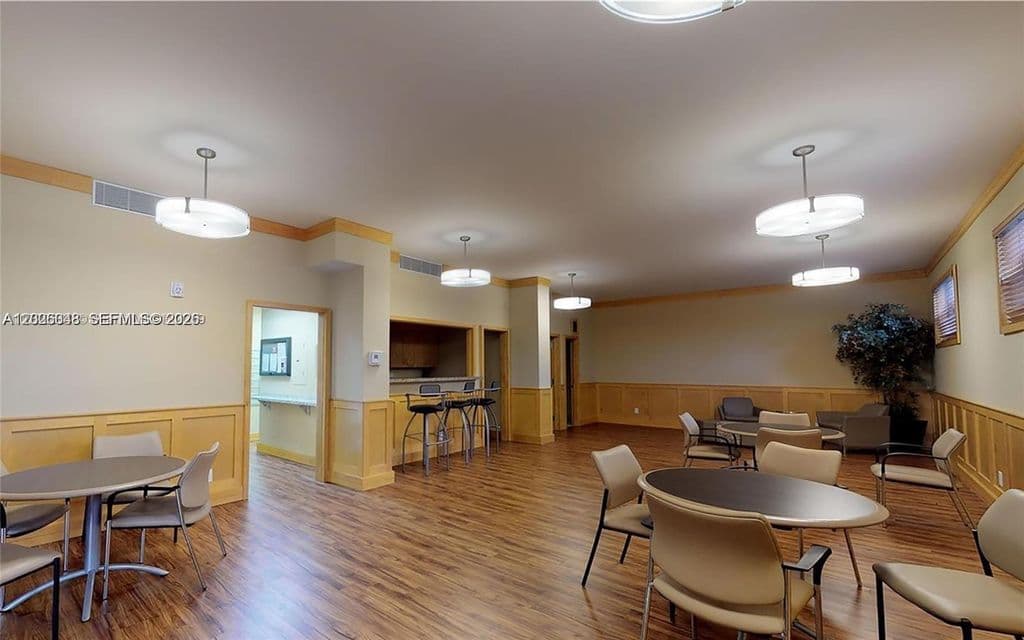 3+1 Condo — 800 NE 195th St APT 720