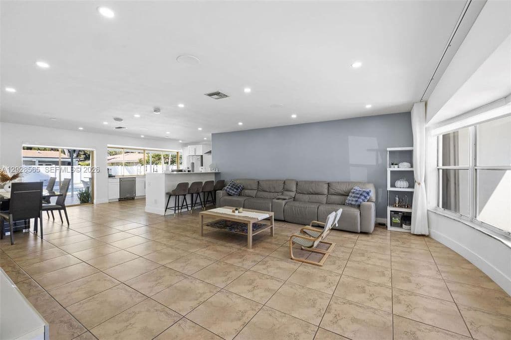 4+1 Müstakil ev — 3460 N 46th Ave