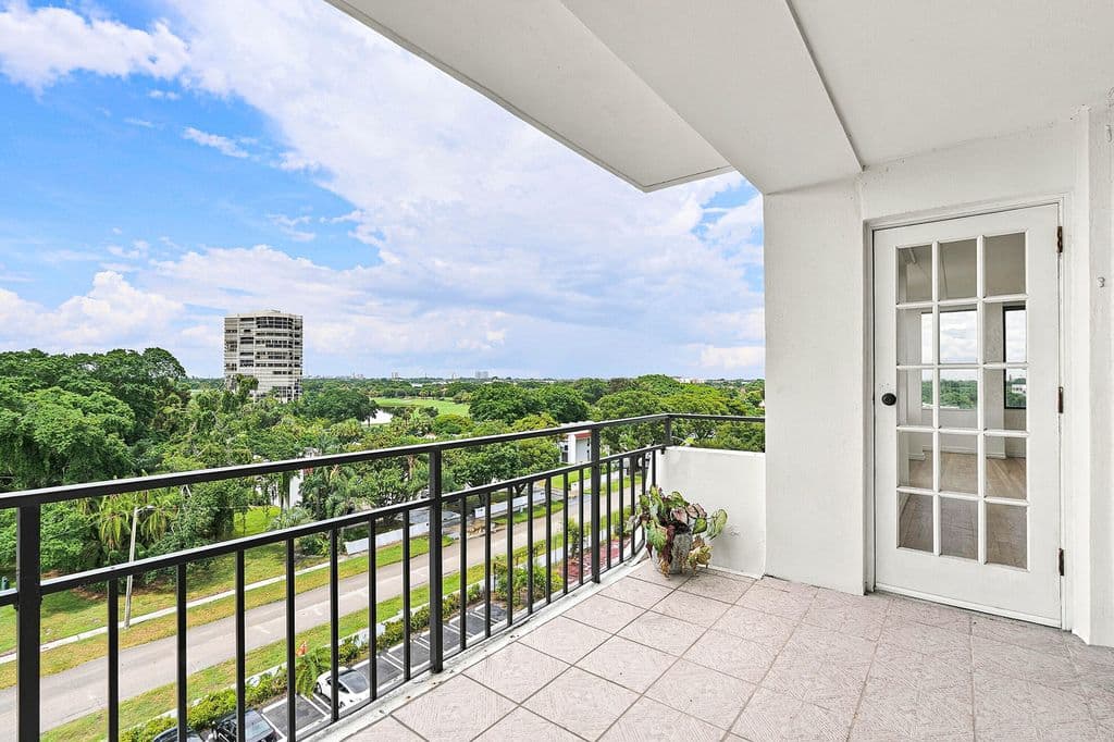 2-bedroom Condo — 1500 Presidential Way #704