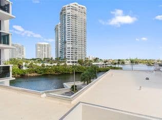 2+1 Condo — 20505 E Country Club Dr APT 434, Aventura, 33180