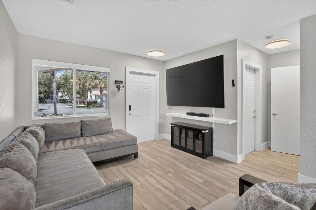 2-bedroom Property — 4950 PALM GARDEN Lane