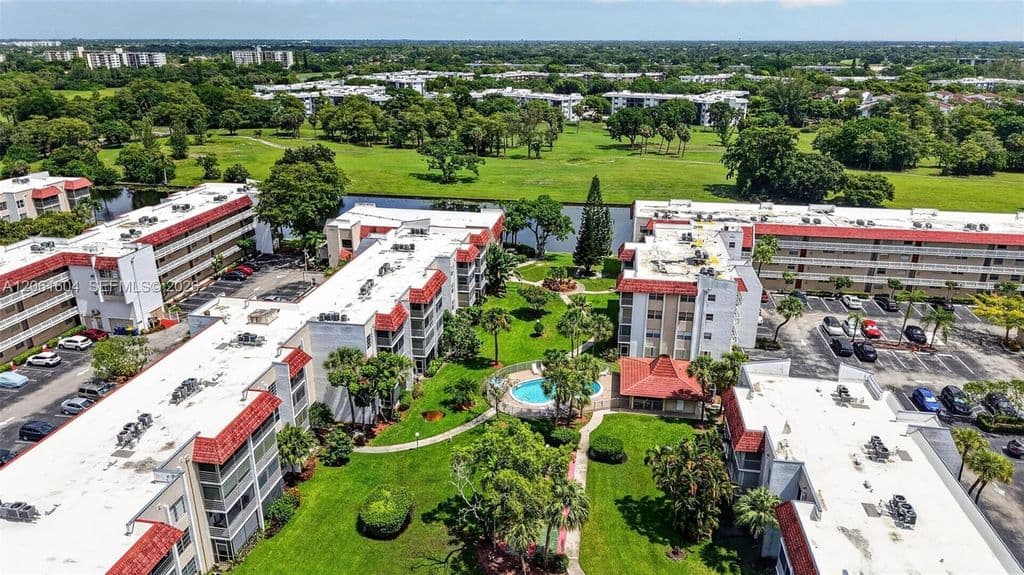 2-bedroom Condo — 3531 Inverrary Dr APT 101