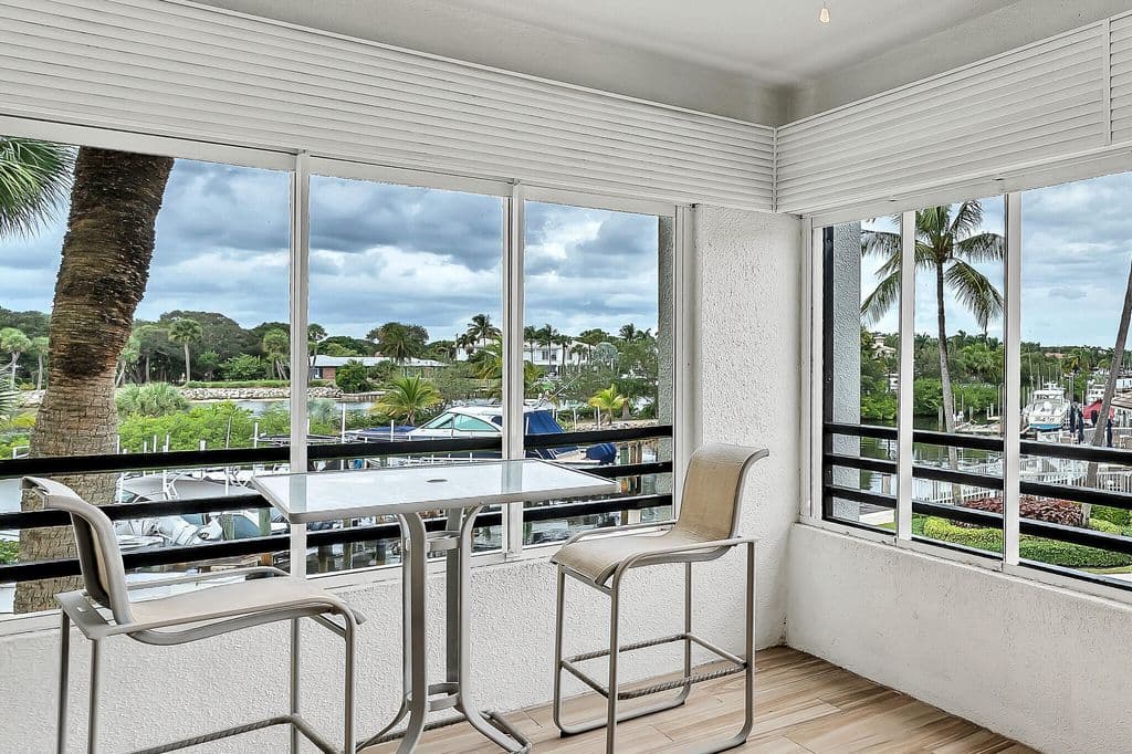 2+1 Condo — 827 OAK HARBOUR Drive