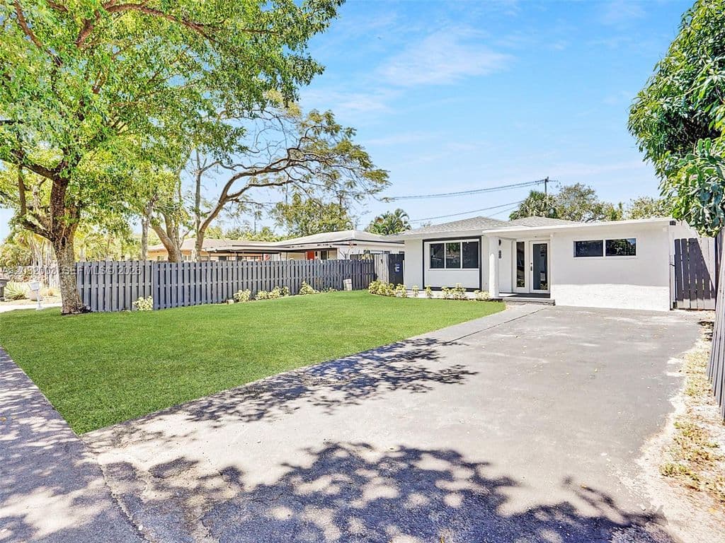 4-bedroom Single-Family Home — 1609 NW 7th Ter