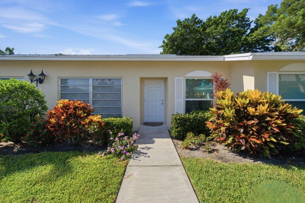 2+1 Condo — 13782 Vía Flora #C