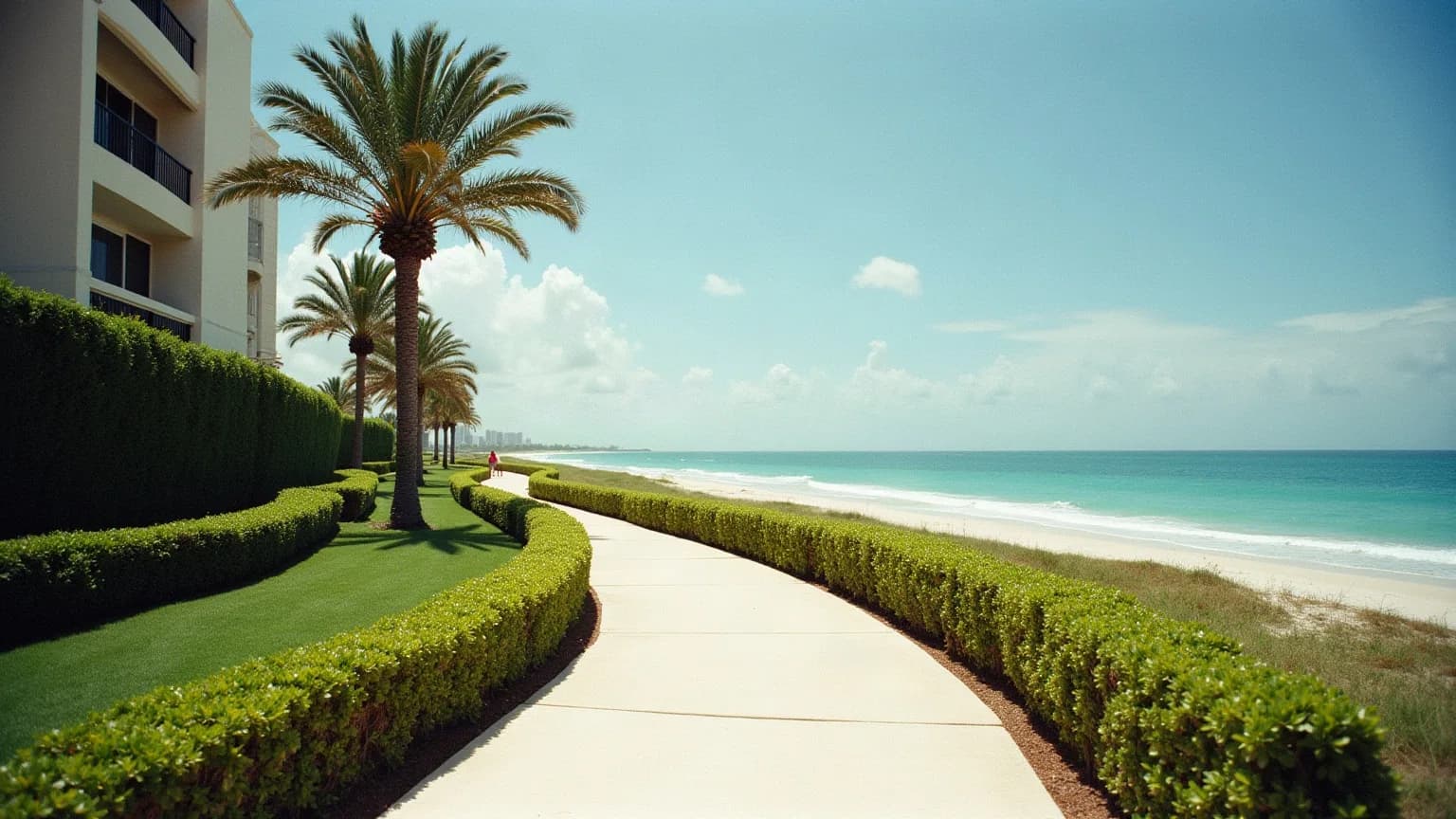 Bal Harbour ve Surfside'ın sessiz lüks sahil şeridini ve alçak profilli rezidans dokusunu yansıtan temsilî görsel