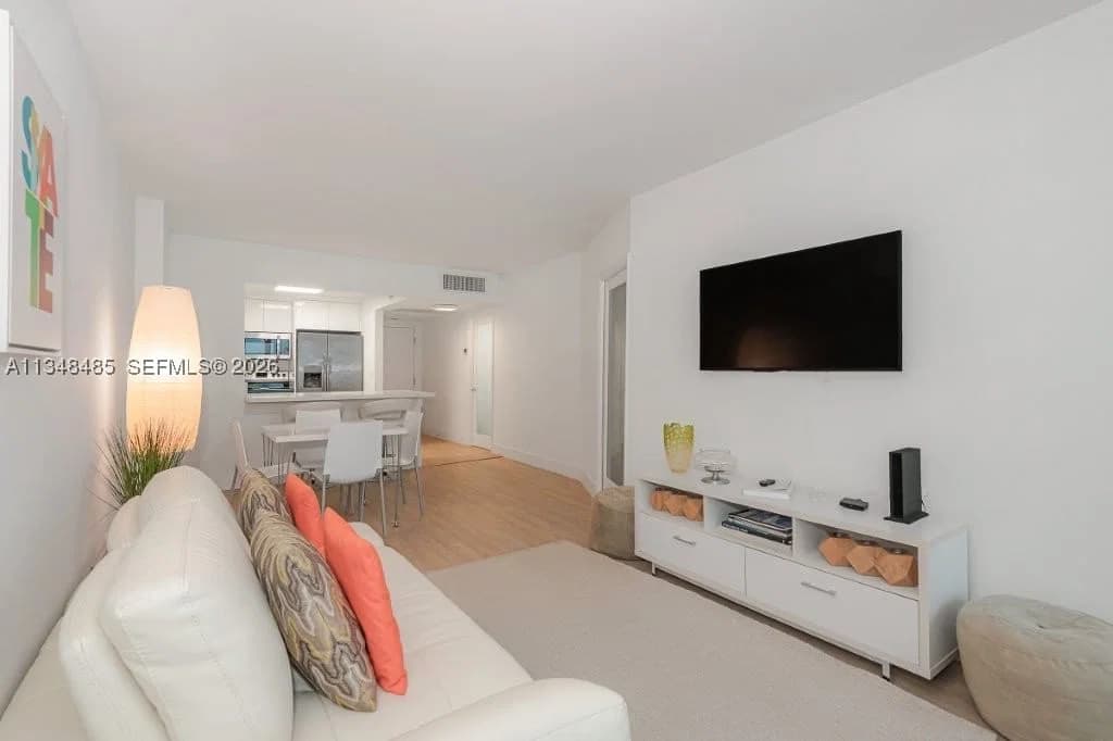 1-bedroom Condo — 2301 Collins Ave #927, Miami Beach, FL 33139