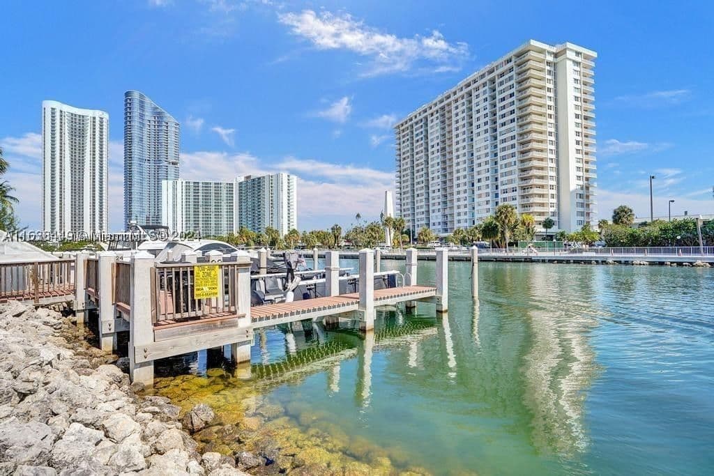 1+1 Condo — 400 Kings Point Dr #320, Sunny Isles Beach, FL 33160