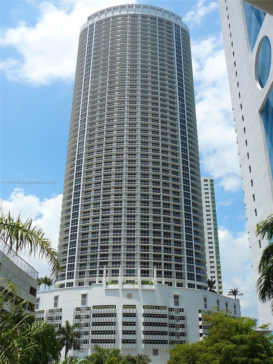 2+1 Kooperatif — 1750 Bayshore Dr #2215, Miami, FL 33132
