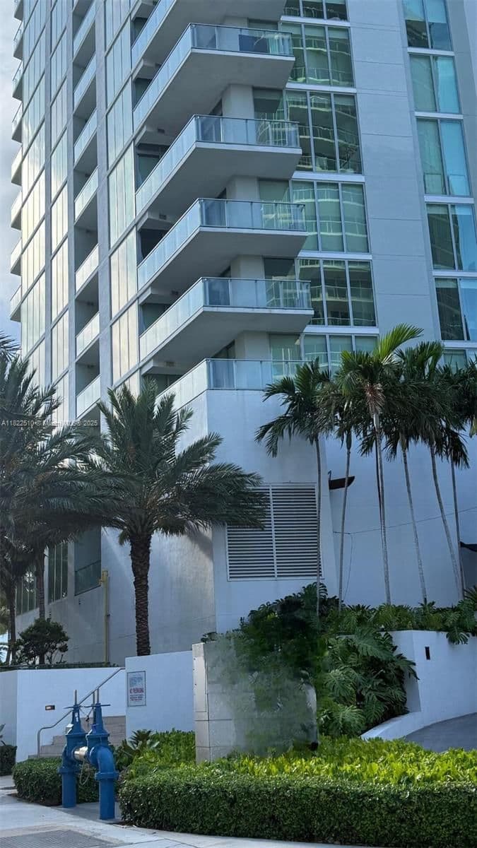 3-bedroom Condo — 2900 7th Ave #1407, Miami, FL 33137