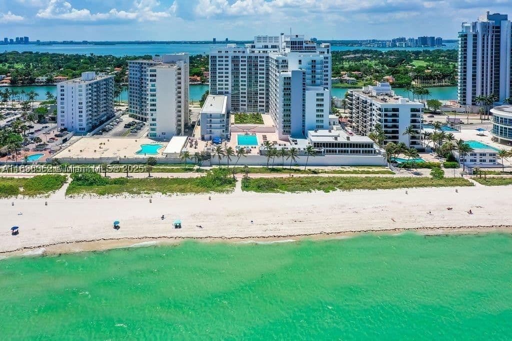 2-bedroom Condo — 5401 Collins Ave #514, Miami Beach, FL 33140