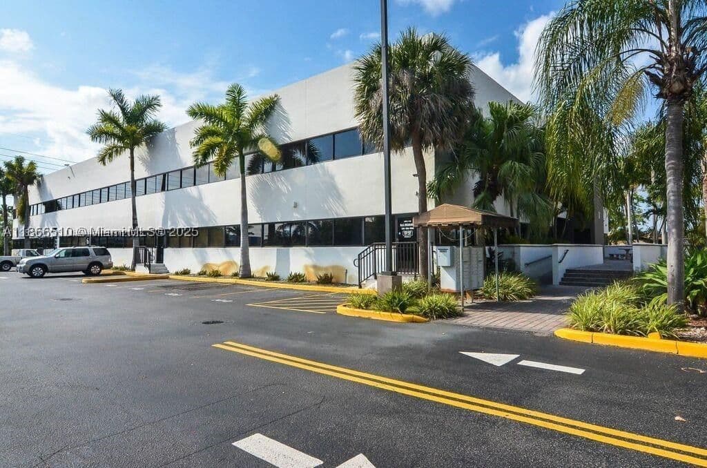 Mülk — 5600 135th Ave, Miami, FL 33183