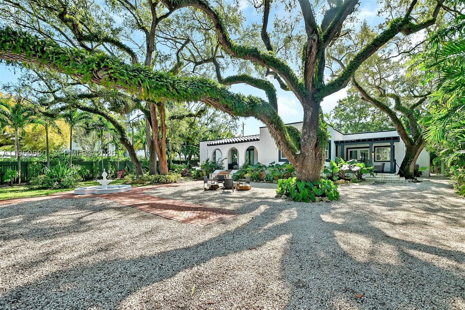 4+1 Müstakil ev — 1702 Espanola Dr, Miami, FL 33133