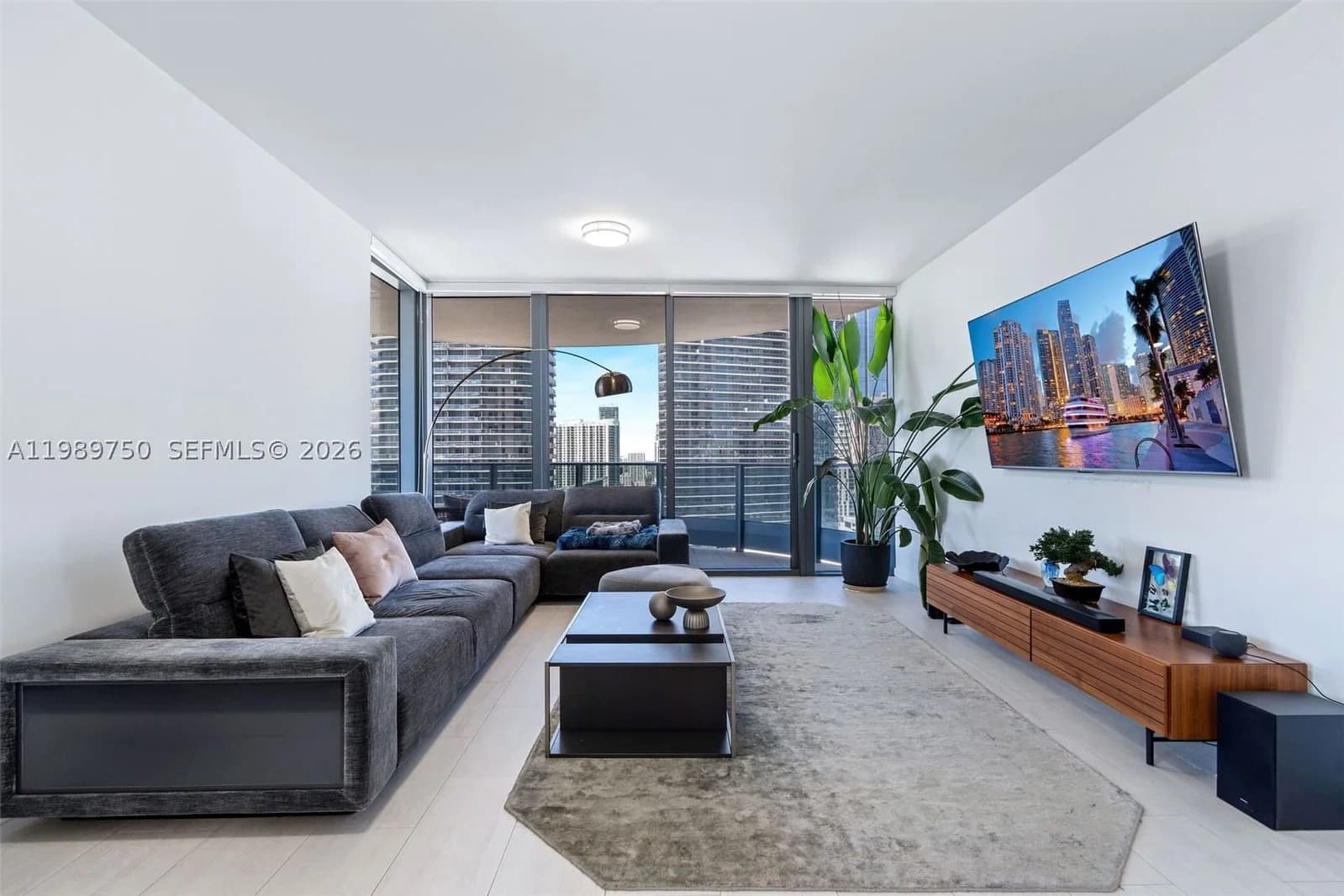 2-bedroom Condo — 1000 Brickell Plz #2812, Miami, FL 33131