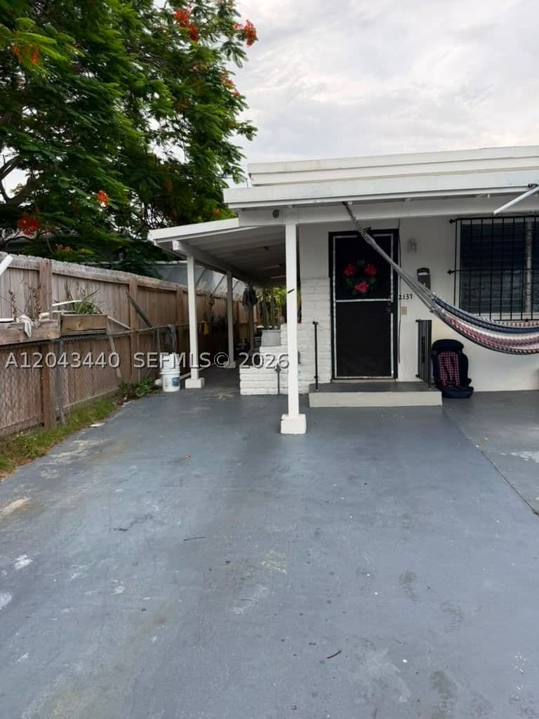 2+1 Müstakil ev — 2137 1st Ter #Back, Miami, FL 33125