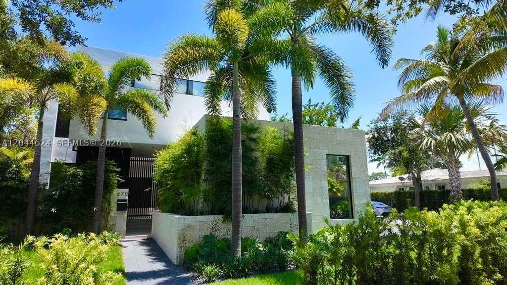 6-bedroom Single-Family Home — 570 Shore Dr, Miami Beach, FL 33141